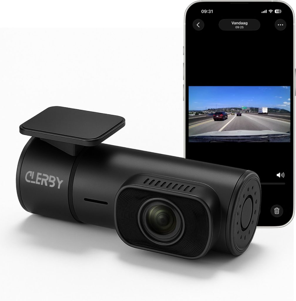 Zwarte Clerby dashcam op een witte achtergrond, naast een smartphone die een video van een snelweg toont.