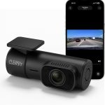 Zwarte Clerby dashcam op een witte achtergrond, naast een smartphone die een video van een snelweg toont.