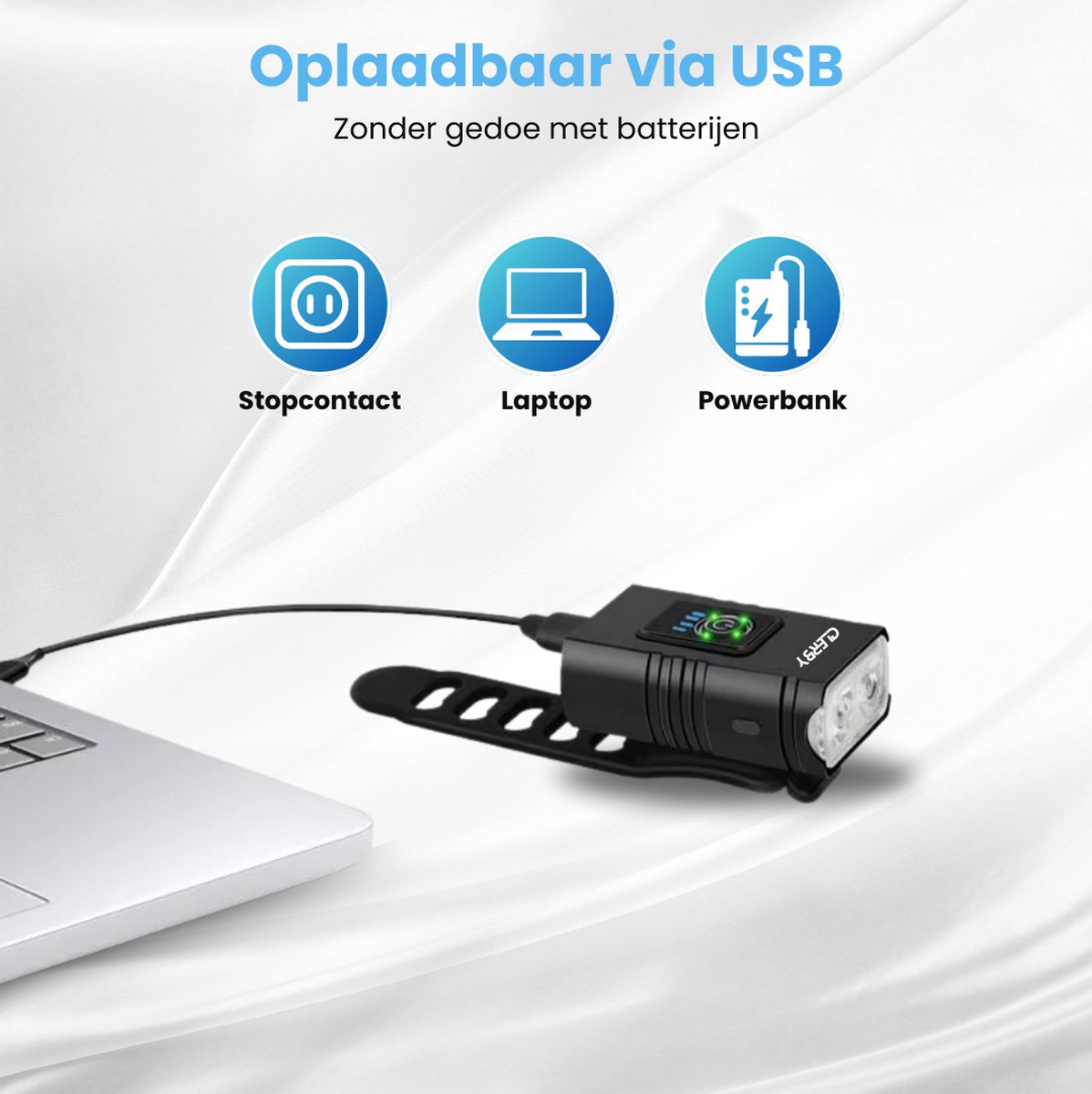 Zwarte fietslamp opgeladen via USB, aangesloten op een laptop. Iconen: stopcontact, laptop, powerbank.