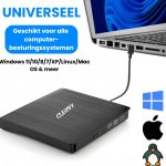 Zwarte Clerby externe DVD-speler met "Universeel" tekst, verbonden met een laptop met Windows 11 logo.