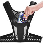 Een hand plaatst een smartphone in het voorvak van een zwart, reflecterend loopvest.
