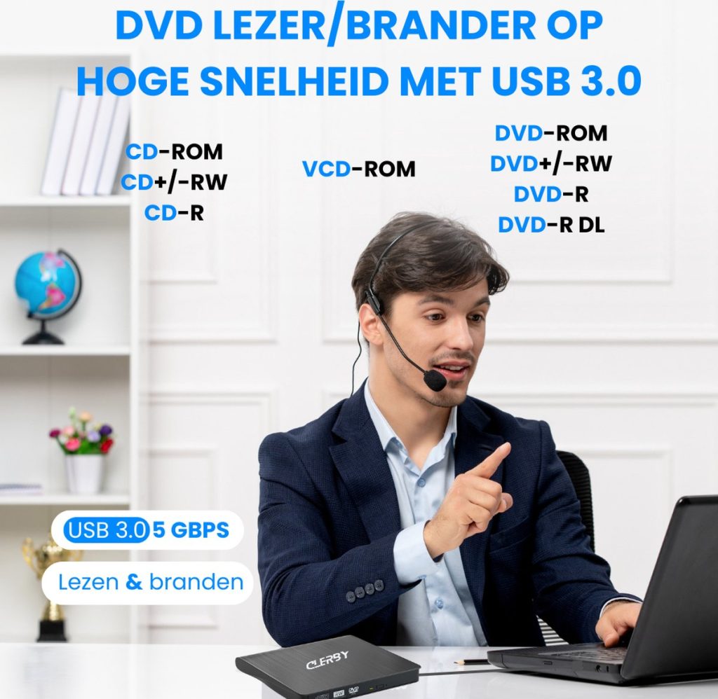 Man met headset naast een laptop, wijzend naar een zwarte Clerby externe DVD-speler met "DVD LEZER/BRANDER OP HOGE SNELHEID MET USB 3.0" tekst.