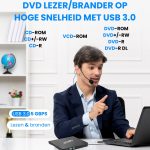 Man met headset naast een laptop, wijzend naar een zwarte Clerby externe DVD-speler met "DVD LEZER/BRANDER OP HOGE SNELHEID MET USB 3.0" tekst.