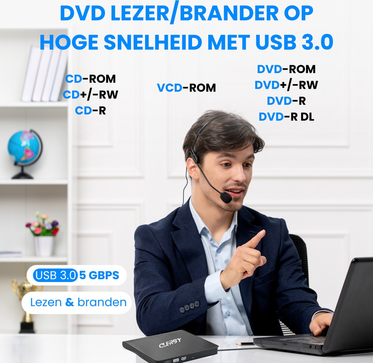 Man met headset naast een laptop, wijzend naar een zwarte Clerby externe DVD-speler met "DVD LEZER/BRANDER OP HOGE SNELHEID MET USB 3.0" tekst.