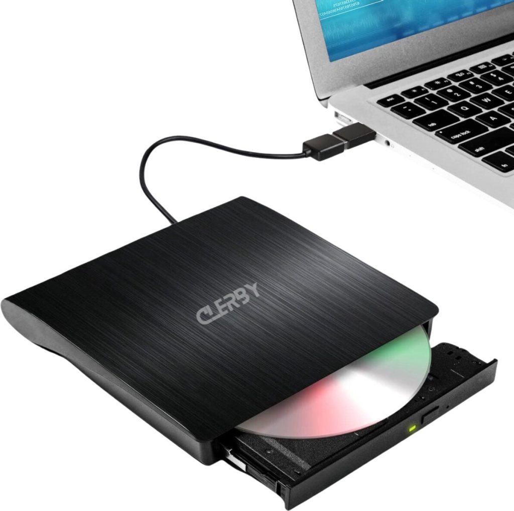 Zwarte Clerby externe DVD-speler met lade open, een CD ingevoegd, verbonden met een laptop via USB.