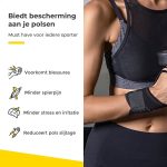 Vrouw in sportkleding draagt zwarte polsband tijdens krachttraining.