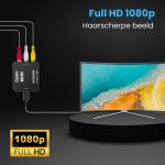 Zwarte 'Clerby MINI AV2HDMI UP Scaler 1080P' adapter met aangesloten tulpenkabels en outputkabel, toont verbinding met gebogen HD-tv.