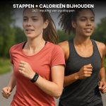 Twee vrouwen rennen buiten. Een draagt een zwarte band met digitale tijd.