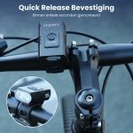 Zwarte fietslamp met "quick release" bevestiging op een fietsstuur. Inzet: detail van de lamp.