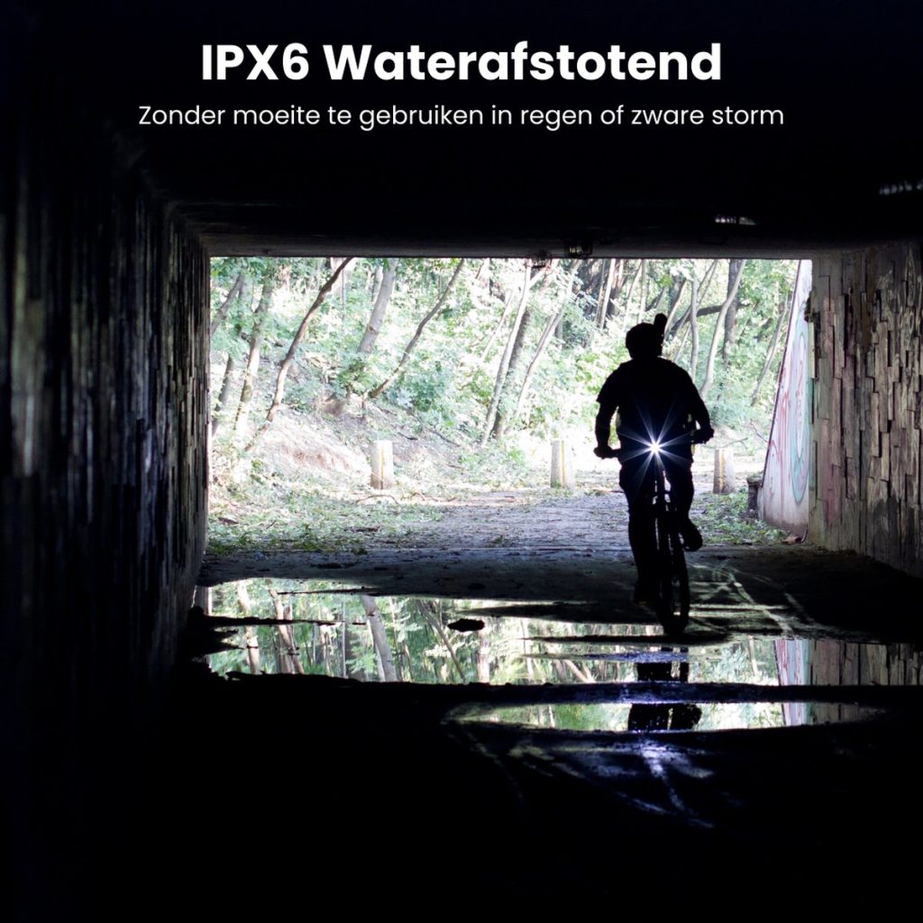 Silhouette van een fietser met een brandende voorlamp in een donkere tunnel, reflecterend in plassen.