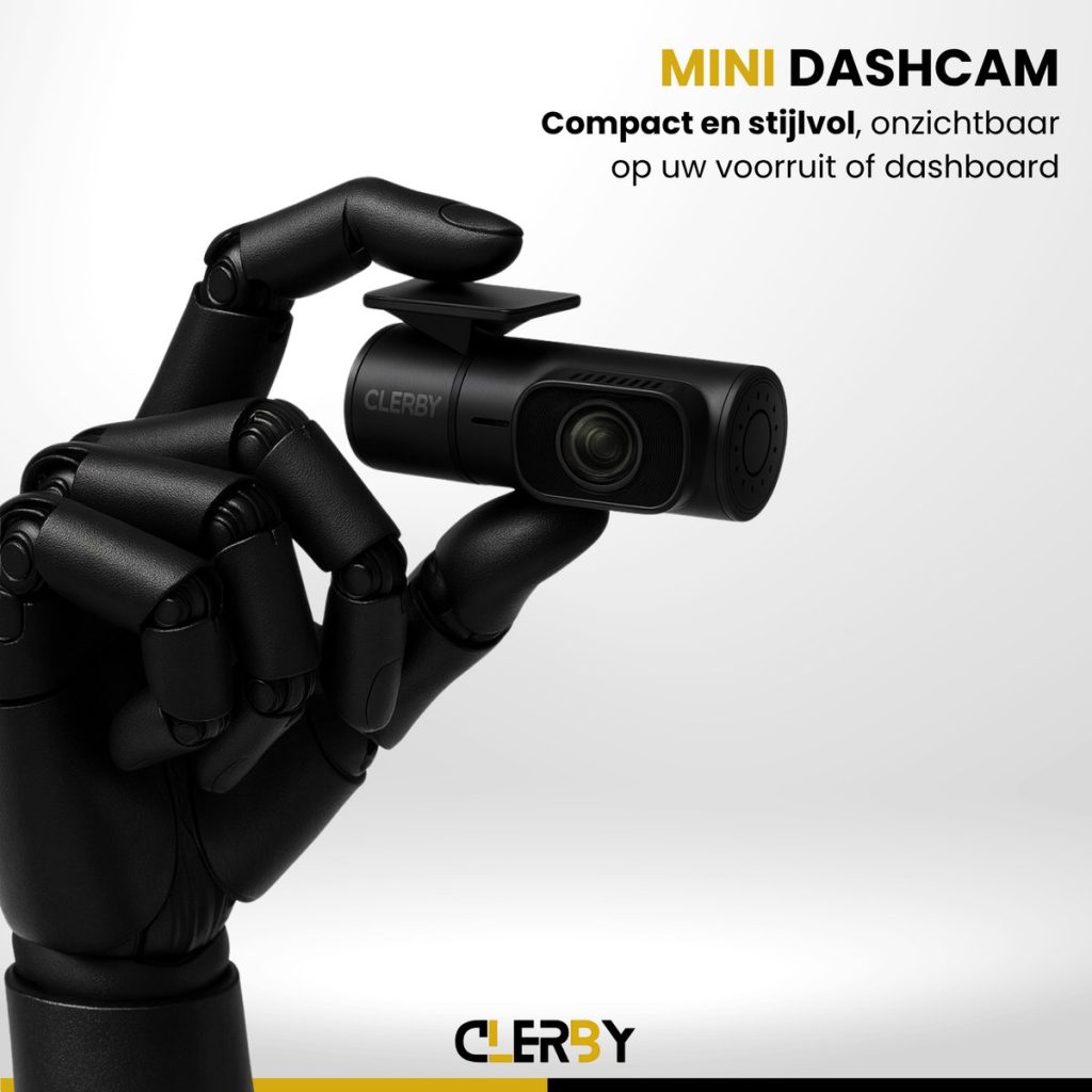 Zwarte, mini dashcam in de klauwen van een zwarte robot hand.