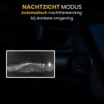 Zwarte dashcam met een ingekaderde opname van een snelweg 's nachts, die de nachtzichtmodus benadrukt.