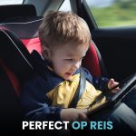 Jongetje in autostoeltje, kijkend naar een tablet, op reis met de Clerby power inverter.