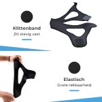 Zwarte kinband, elastisch, met klittenband. Getoond op een witte achtergrond en door een hand uitgerekt.