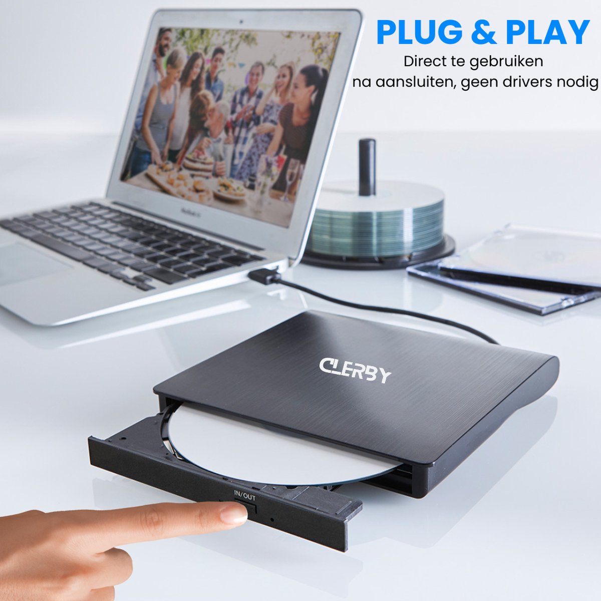 Zwarte Clerby externe DVD-speler aangesloten op een laptop, met een uitgeschoven lade waar een hand op drukt.