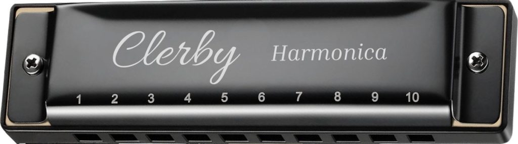 Zwarte Clerby mondharmonica met zilveren randen en de tekst "Clerby Harmonica" erop. Cijfers 1 t/m 10 zijn aangegeven.