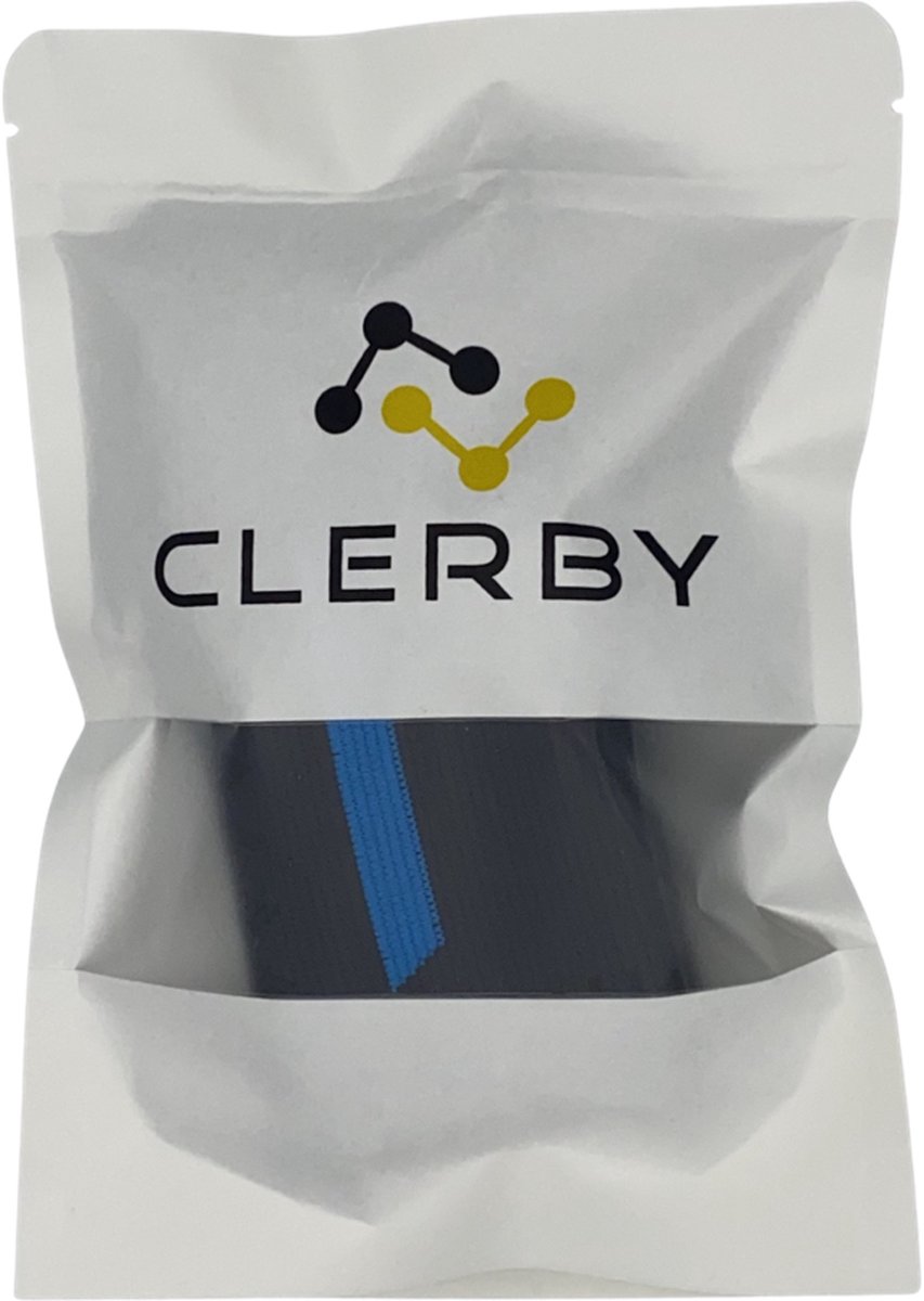Witte verpakking met Clerby logo en een glimp van een zwarte elleboog brace met blauwe streep.