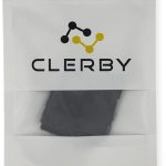 Witte verpakking van Clerby met een transparant venster waar donkere stof in zit.