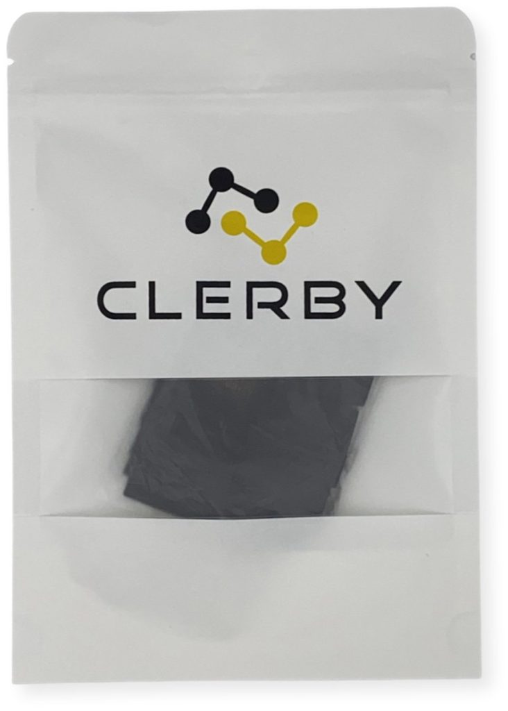 Witte verpakking van Clerby met een transparant venster waar donkere stof in zit.