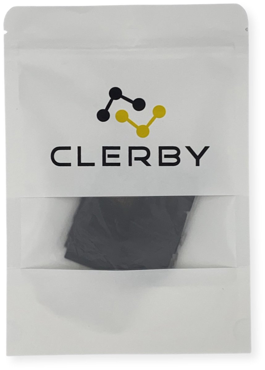 Witte verpakking van Clerby met een transparant venster waar donkere stof in zit.