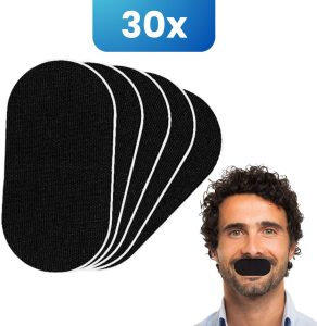 Een stapel zwarte mondpleisters met witte randjes, naast een man met een zwarte mondpleister.