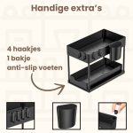 Zwarte, tweelaagse gootsteenkast organizer, detailweergave van de 4 haken, 1 bakje en anti-slipvoeten.