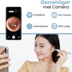 Vrouw met smartphone die een zwarte oorreiniger met lichtblauw opzetstuk gebruikt. Smartphone toont het binnenoor.