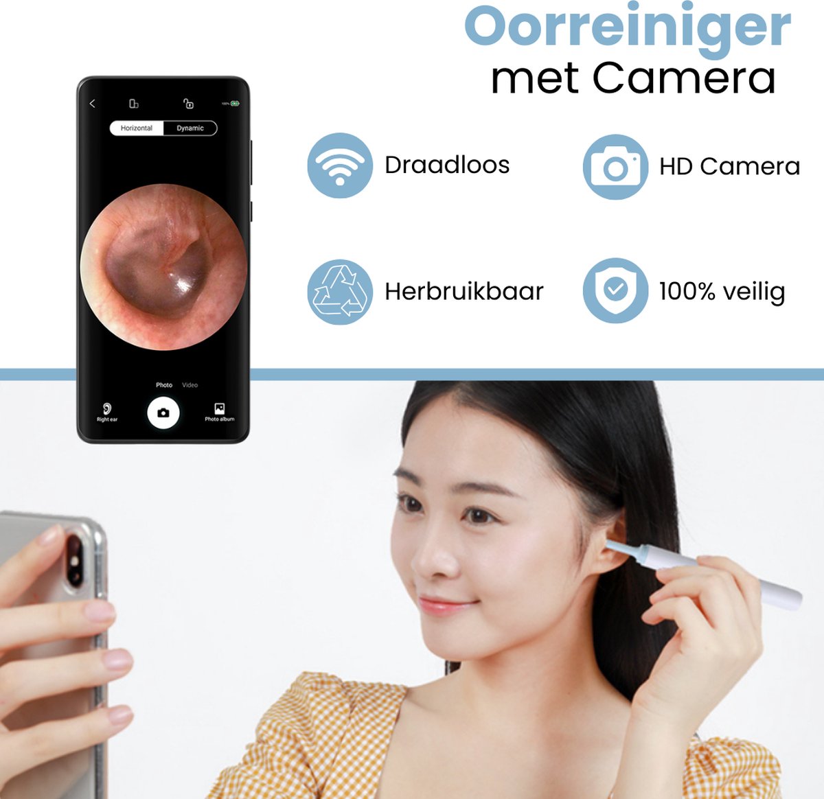Vrouw met smartphone die een zwarte oorreiniger met lichtblauw opzetstuk gebruikt. Smartphone toont het binnenoor.