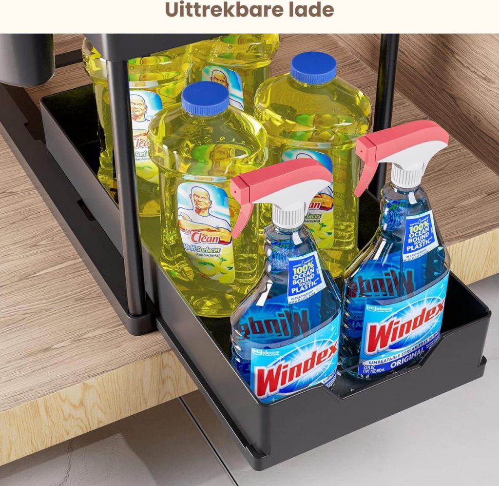 Gedetailleerde weergave van de uittrekbare lade van de zwarte, tweelaagse gootsteenkast organizer, gevuld met Windex en andere schoonmaakmiddelen.