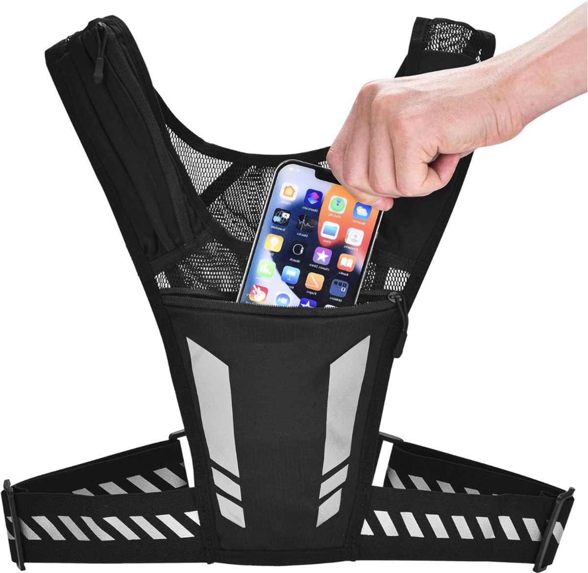 Een hand plaatst een smartphone in het voorvak van een zwart, reflecterend loopvest.