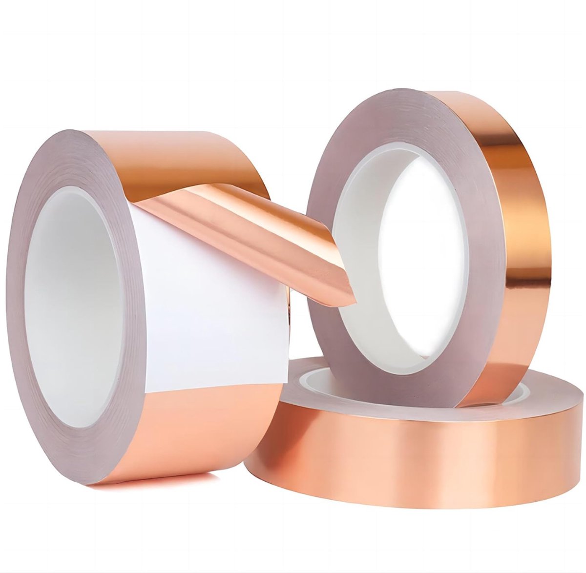 Twee rollen glanzende koperen tape, één rol gedeeltelijk afgerold.