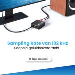 Zwarte Clerby audioconverter aangesloten op een TV en speakers, met een sampling rate van 192 kHz.