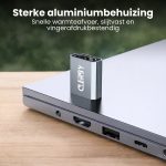 Zilverkleurige Clerby HDMI-adapter met gegroefde zijkanten op een zilverkleurig laptop toetsenbord.