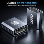 Twee zilverkleurige Clerby 8K HDMI-verlengstukken met gegroefde zijkanten, op een donkere achtergrond.