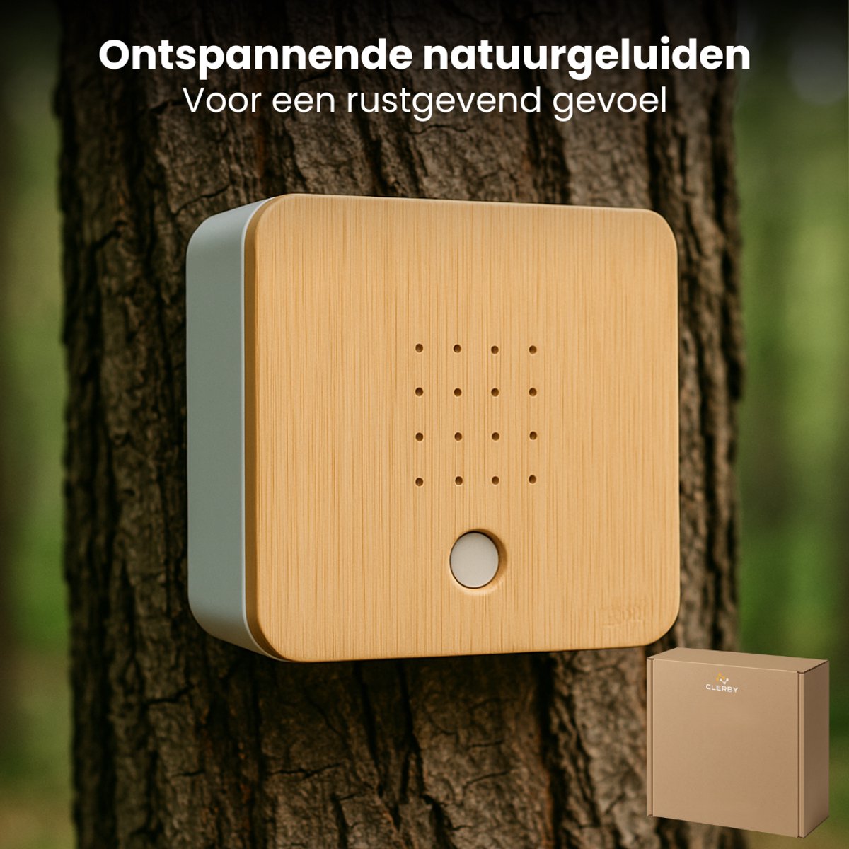 Vierkante witte en houten unit met gaatjes, gemonteerd op een boomstam. Klein bruin kartonnen doosje ernaast. Tekst: Ontspannende natuurgeluiden.