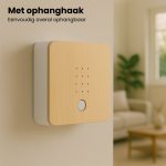 Witte en houten vierkante unit met ophanghaak, gemonteerd op een muur. Tekst: Met ophanghaak. Eenvoudig overal ophangbaar.
