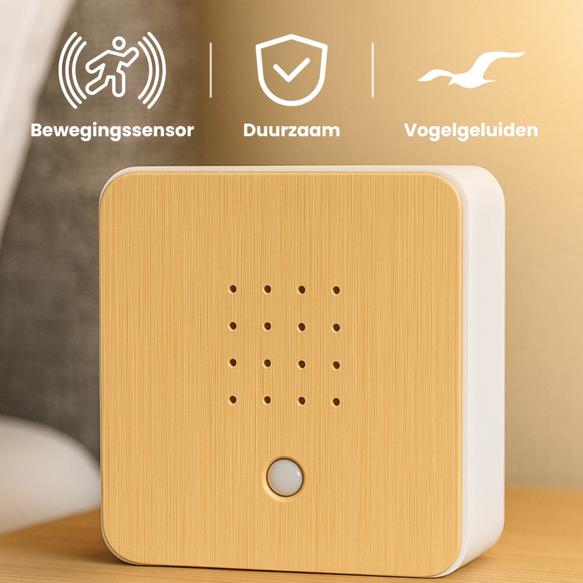 Vierkante witte en houten unit met een reeks gaatjes en een knop. Icons: Bewegingssensor, Duurzaam, Vogelgeluiden.