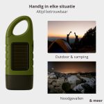 Groene zaklamp met zonnepaneel, naast een foto van kampeerders en een noodsituatie.