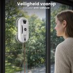 Wit robot window cleaner apparaat op een raam, met een touw, een vrouw kijkt naar buiten.