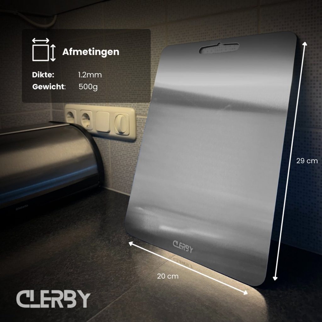 Clerby RVS snijplank van 29x20 cm, dikte 1.2mm en gewicht 500g, naast een broodrooster en stopcontact.