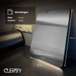 Clerby RVS snijplank van 29x20 cm, dikte 1.2mm en gewicht 500g, naast een broodrooster en stopcontact.
