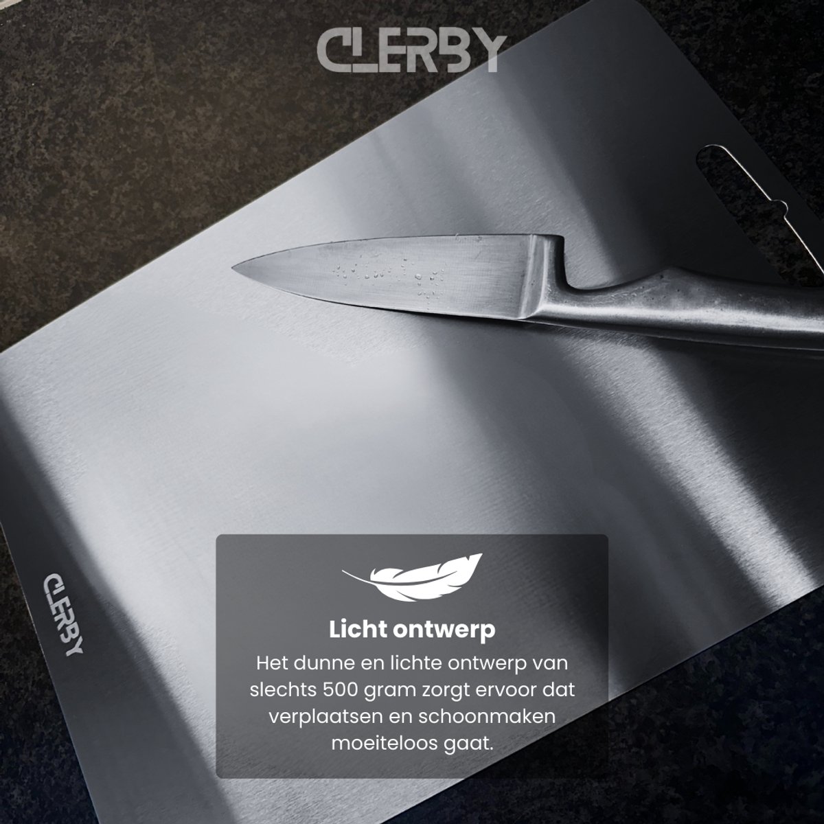 Een mes snijdt in een Clerby RVS snijplank. Licht ontwerp van 500 gram, makkelijk te verplaatsen en schoon te maken.