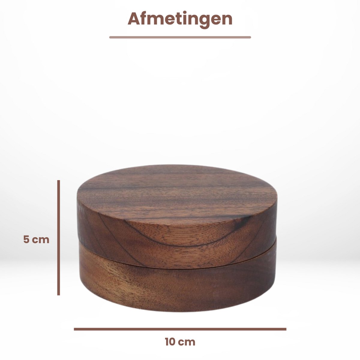 Cilindrische houten asbak van walnoot, 10 cm breed en 5 cm hoog.