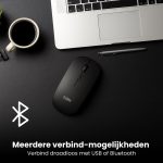 Zwarte Clerby muis naast een laptop en een kopje koffie. Kan via USB of Bluetooth verbinden.