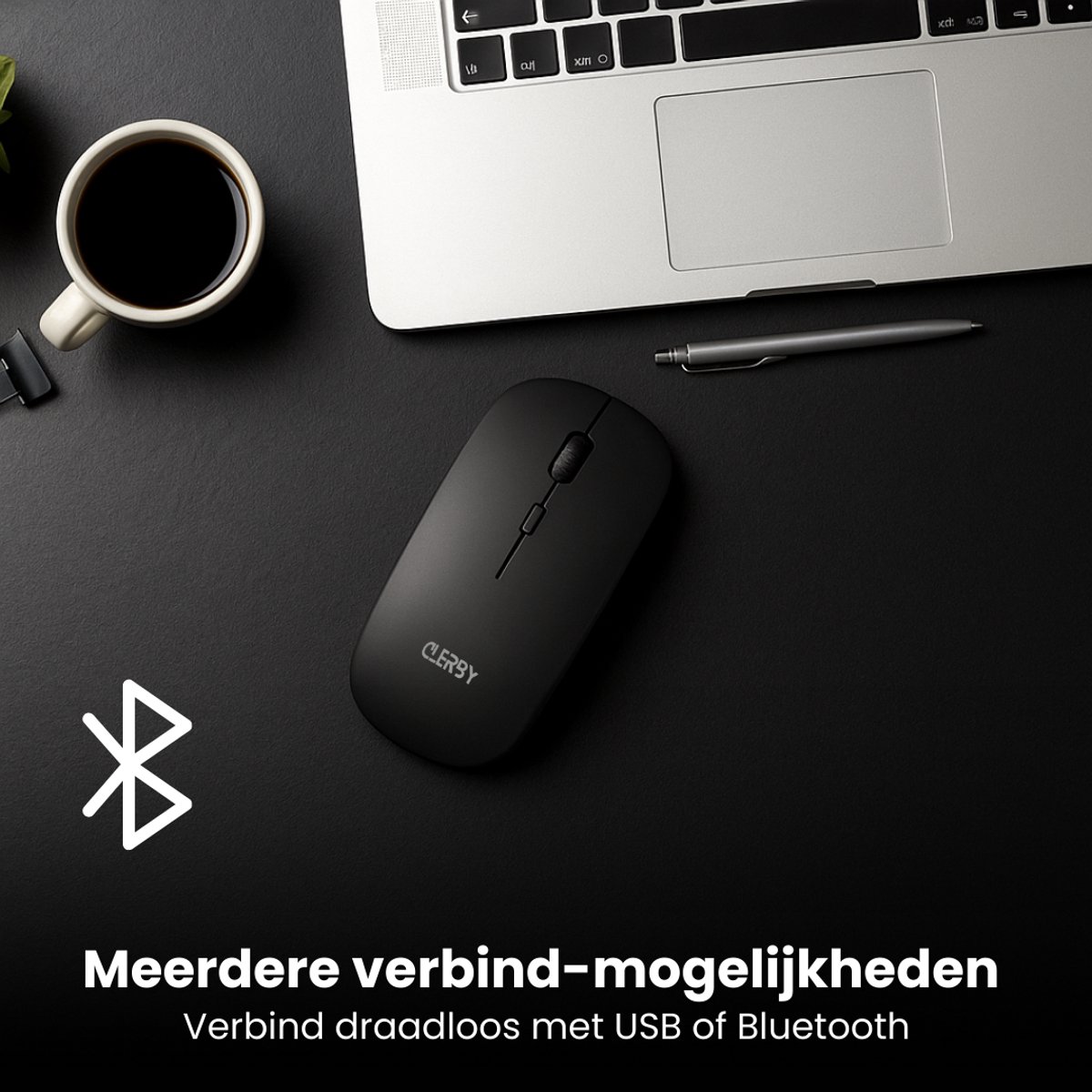 Zwarte Clerby muis naast een laptop en een kopje koffie. Kan via USB of Bluetooth verbinden.