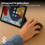 Hand met een zwarte Clerby muis die een tablet met diverse apps bedient via Bluetooth.