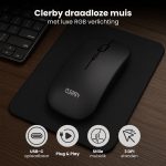 Zwarte Clerby draadloze muis met luxe RGB verlichting, op een muismat.