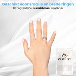 Hand met witte nagellak en ringen, met een ringverkleiner aan de ring. Verpakking van Clerby ernaast.
