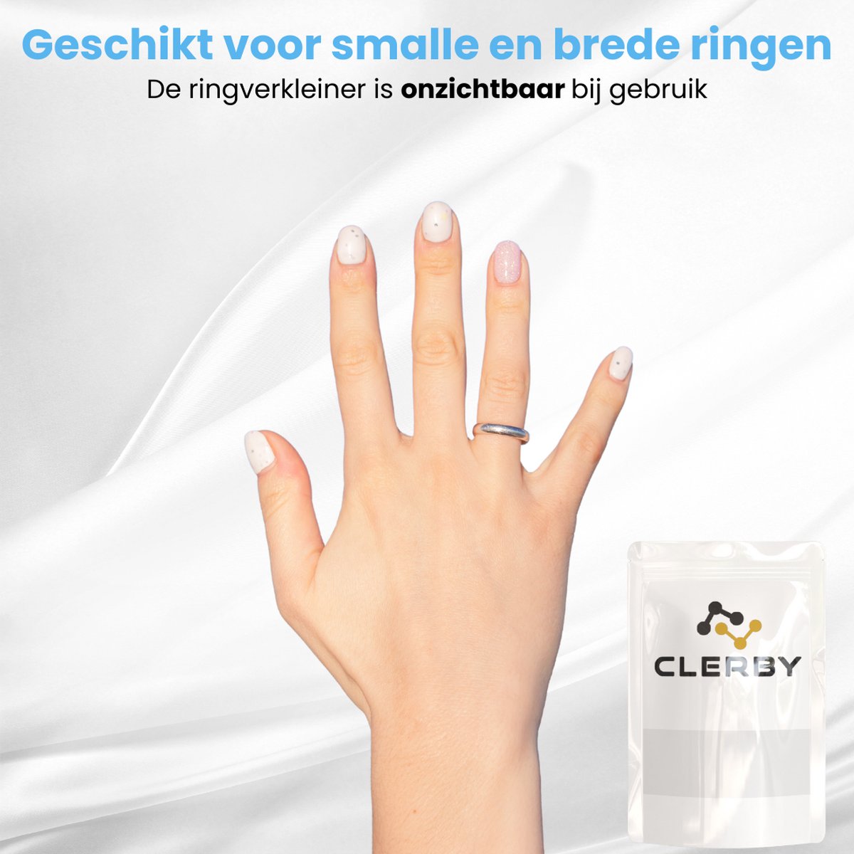 Hand met witte nagellak en ringen, met een ringverkleiner aan de ring. Verpakking van Clerby ernaast.