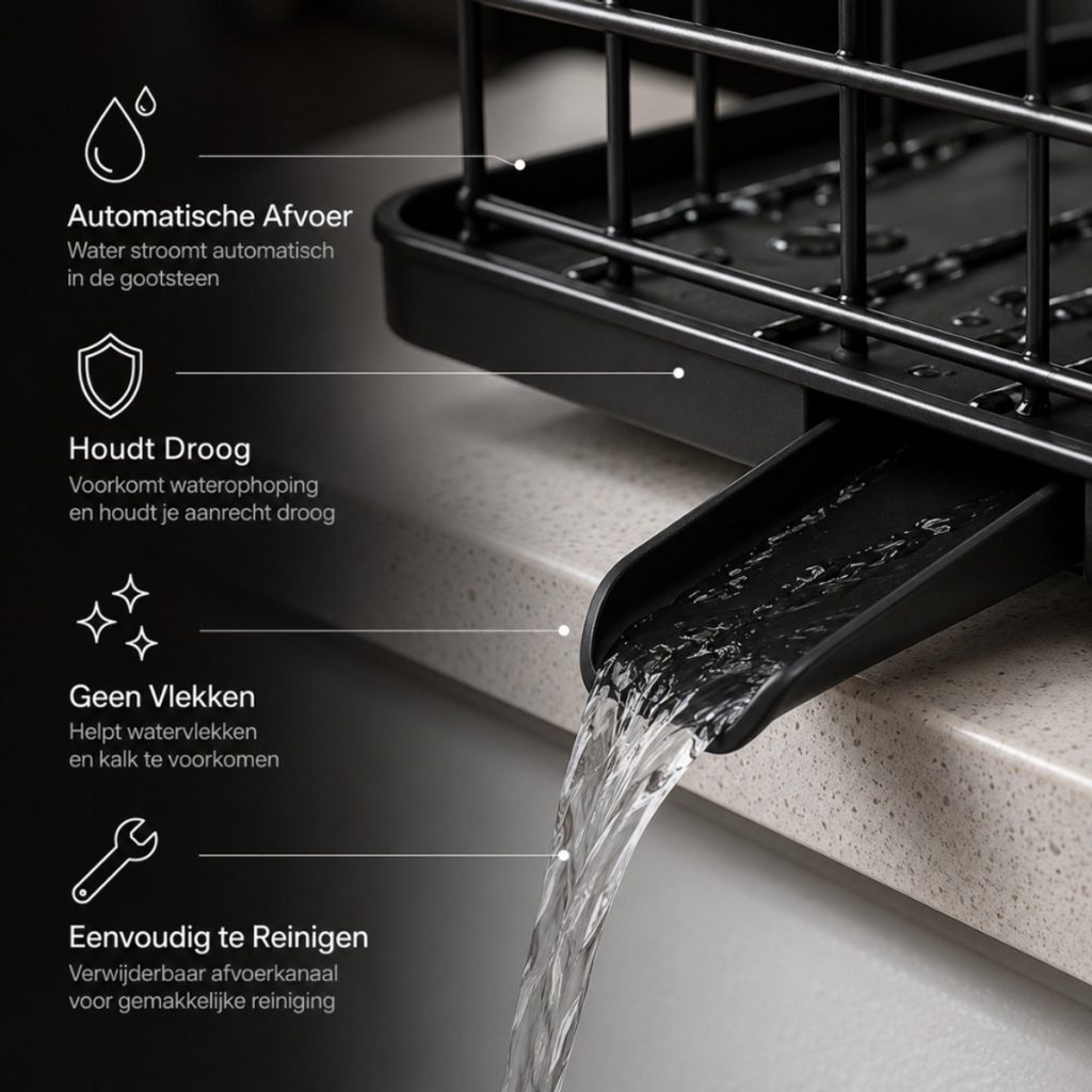 Detail van de afvoertuit van een zwart afdruiprek waar water in een gootsteen stroomt. Automatische afvoer, houdt droog.